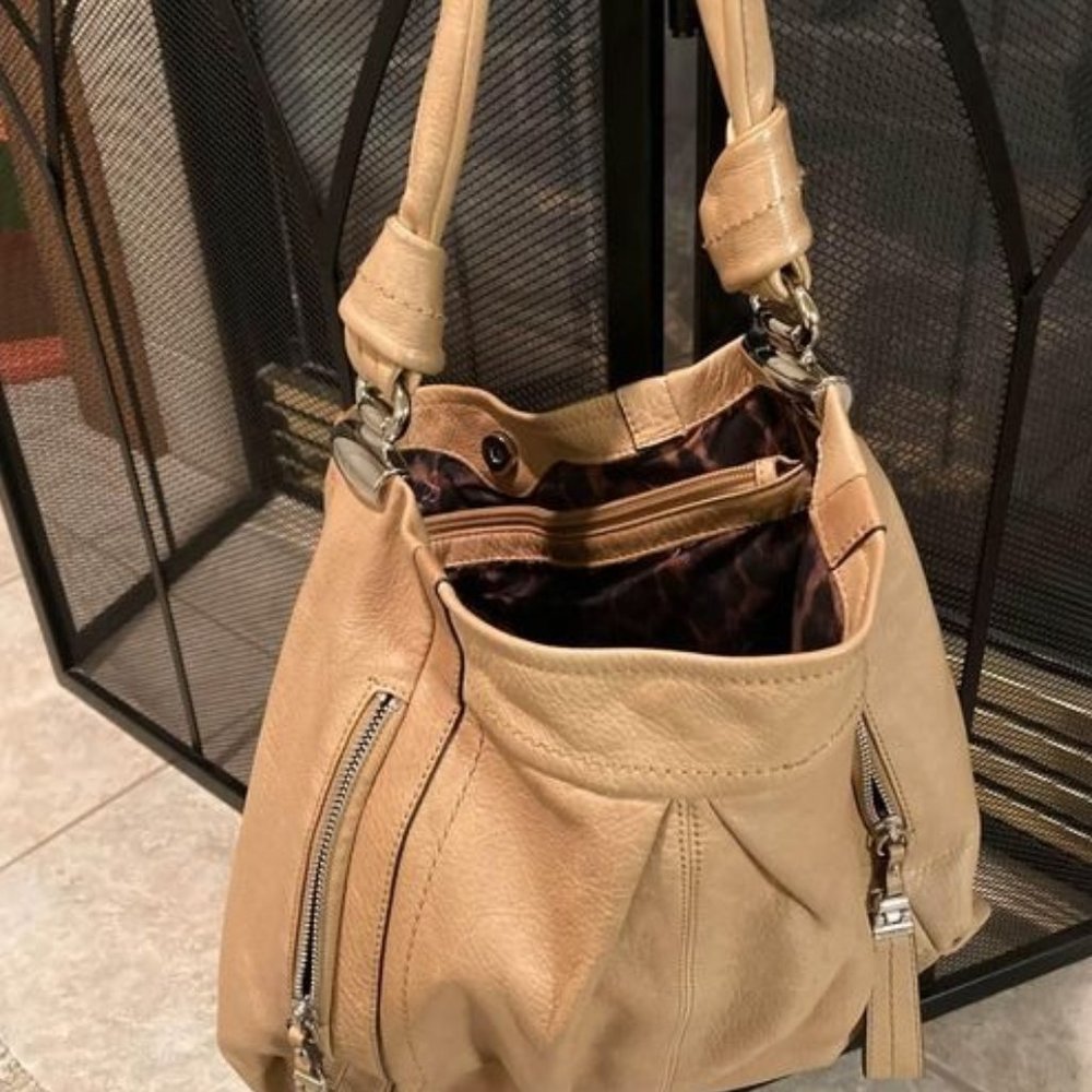 B. Makowsky Tan Leather Tote - perfect for spring and summer!